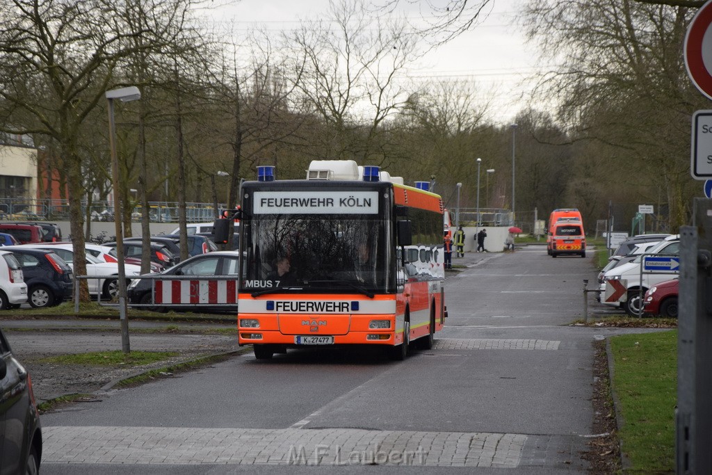 Einsatz BF Koeln Schule Burgwiesenstr Koeln Holweide P082.JPG - Miklos Laubert